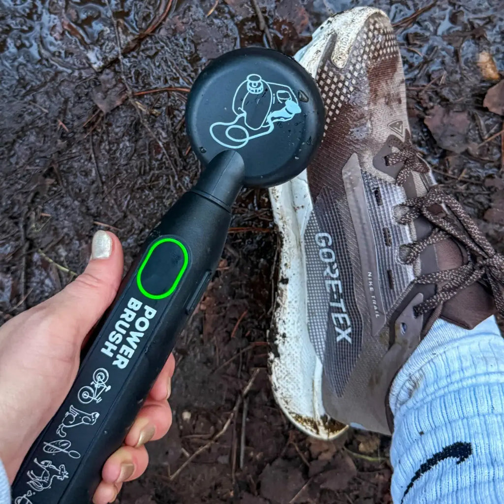 Battery-Powered Cleaning Brush with Gentle Water Flow, Interchangeable Heads and Type-C Charging for Pet and Outdoor Washi