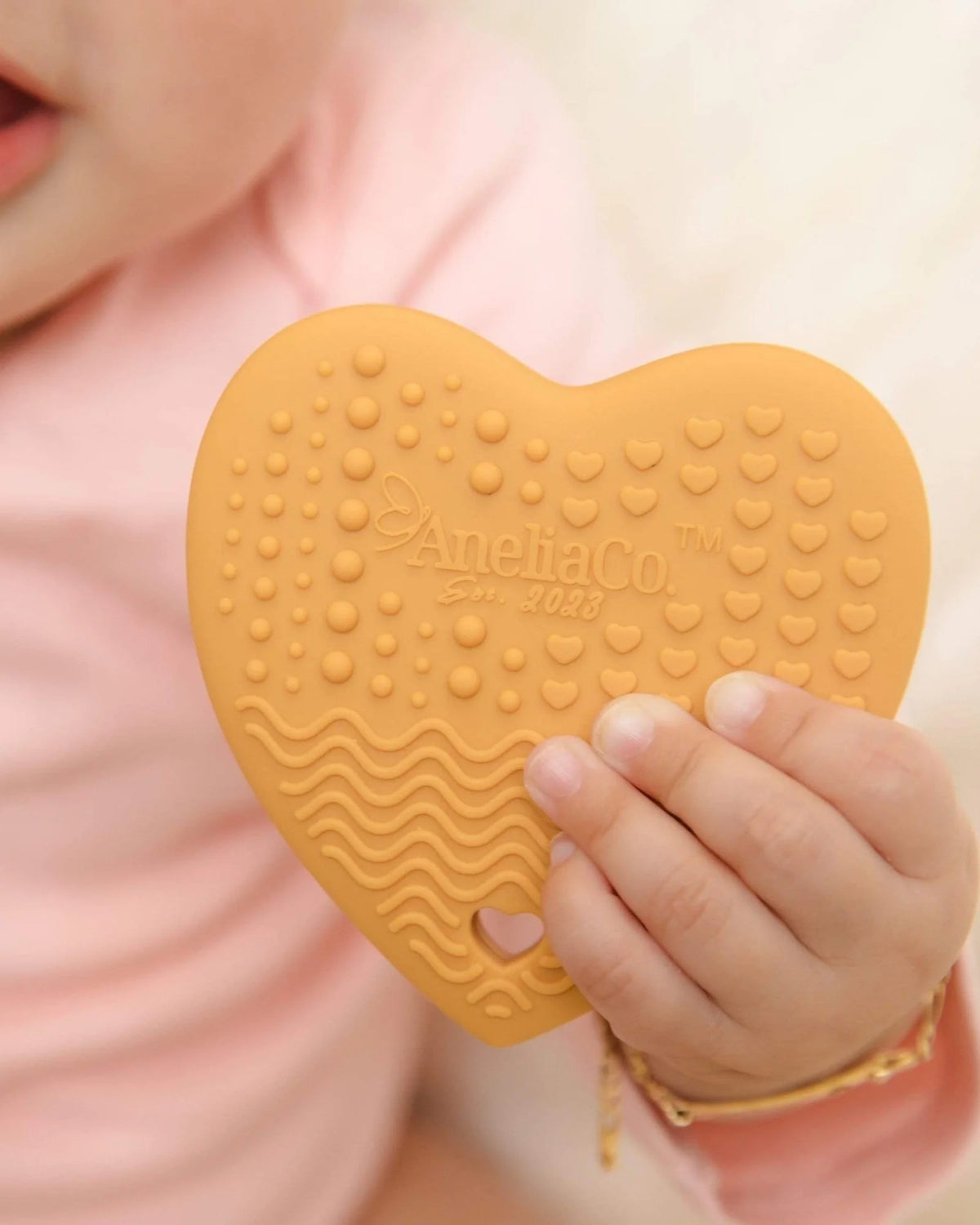 Concha Baby Teether in Soft Food-Grade Silicone with a Textured Back for Babies Aged 3 Months and Up