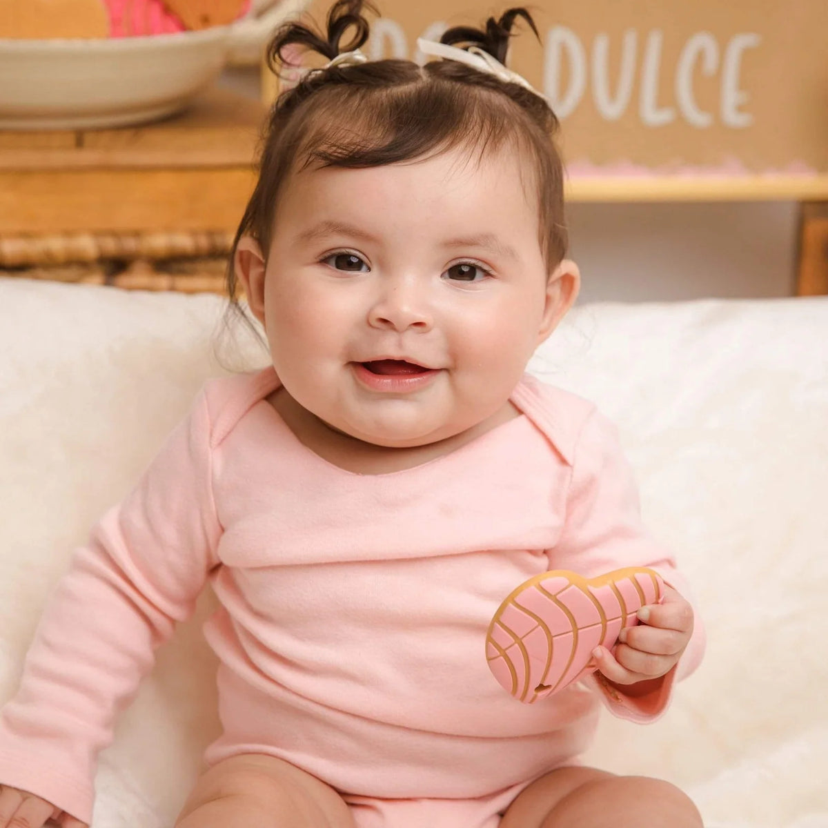 Concha Baby Teether in Soft Food-Grade Silicone with a Textured Back for Babies Aged 3 Months and Up