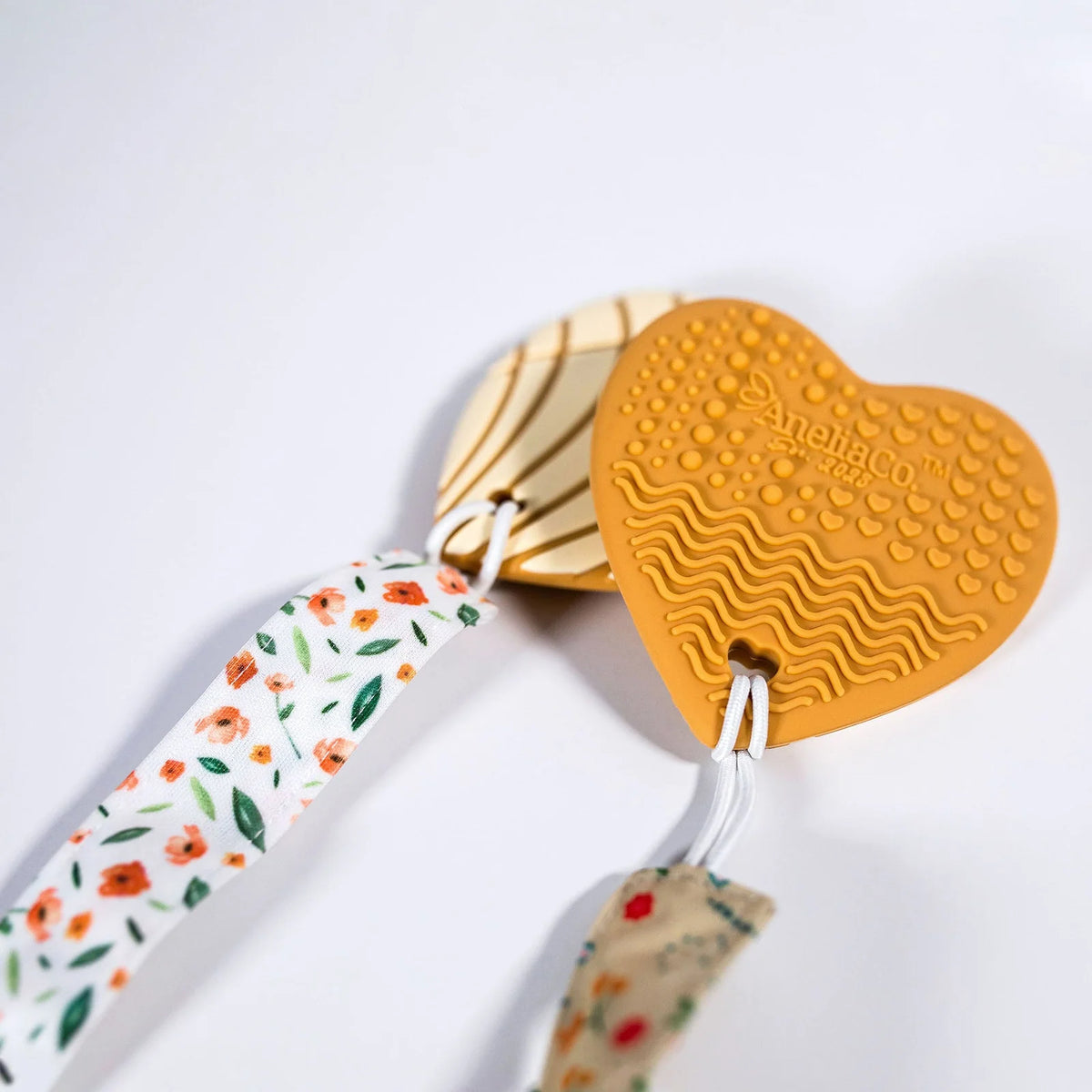 Concha Baby Teether in Soft Food-Grade Silicone with a Textured Back for Babies Aged 3 Months and Up