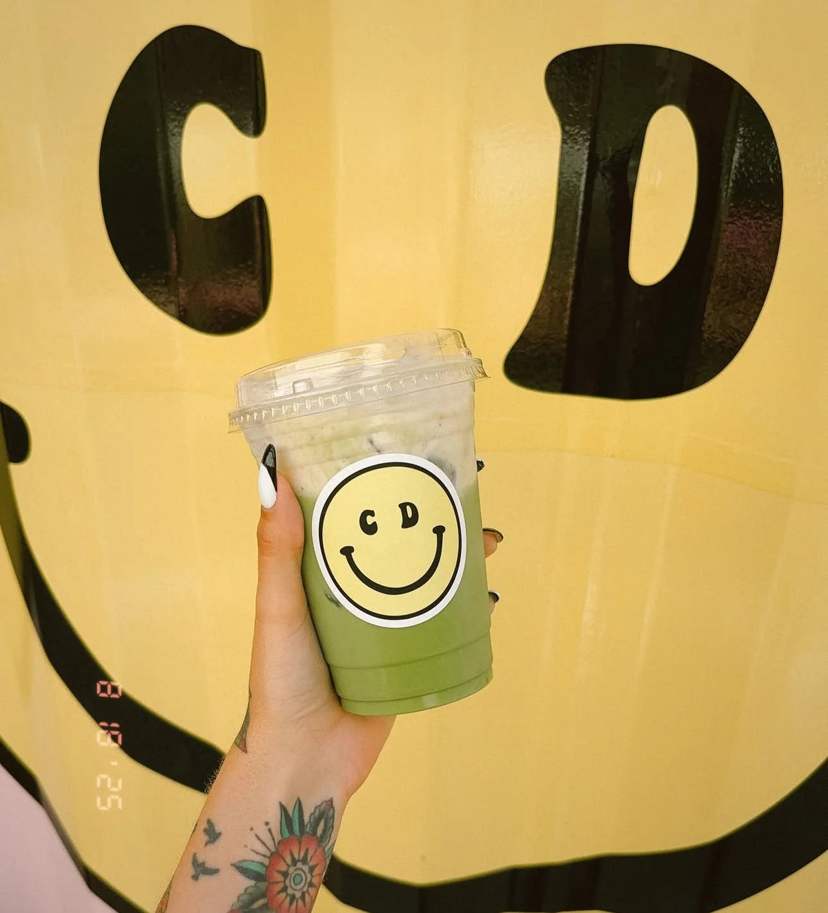 Disposable Cups with Lids, 12-Piece Party Pack, Printed Conversation Designs for Iced Coffee and Cold Drinks — Smiley