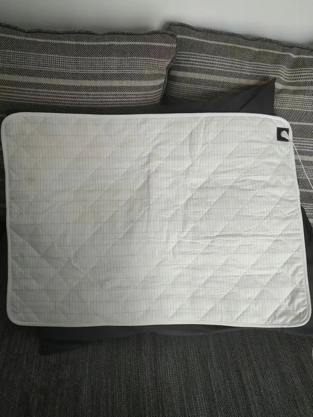 Grounding Mat for Bed and Desk, 50 x 70 cm Quilted Earthing Pad with Earthing Plug and 4.5 m Cord