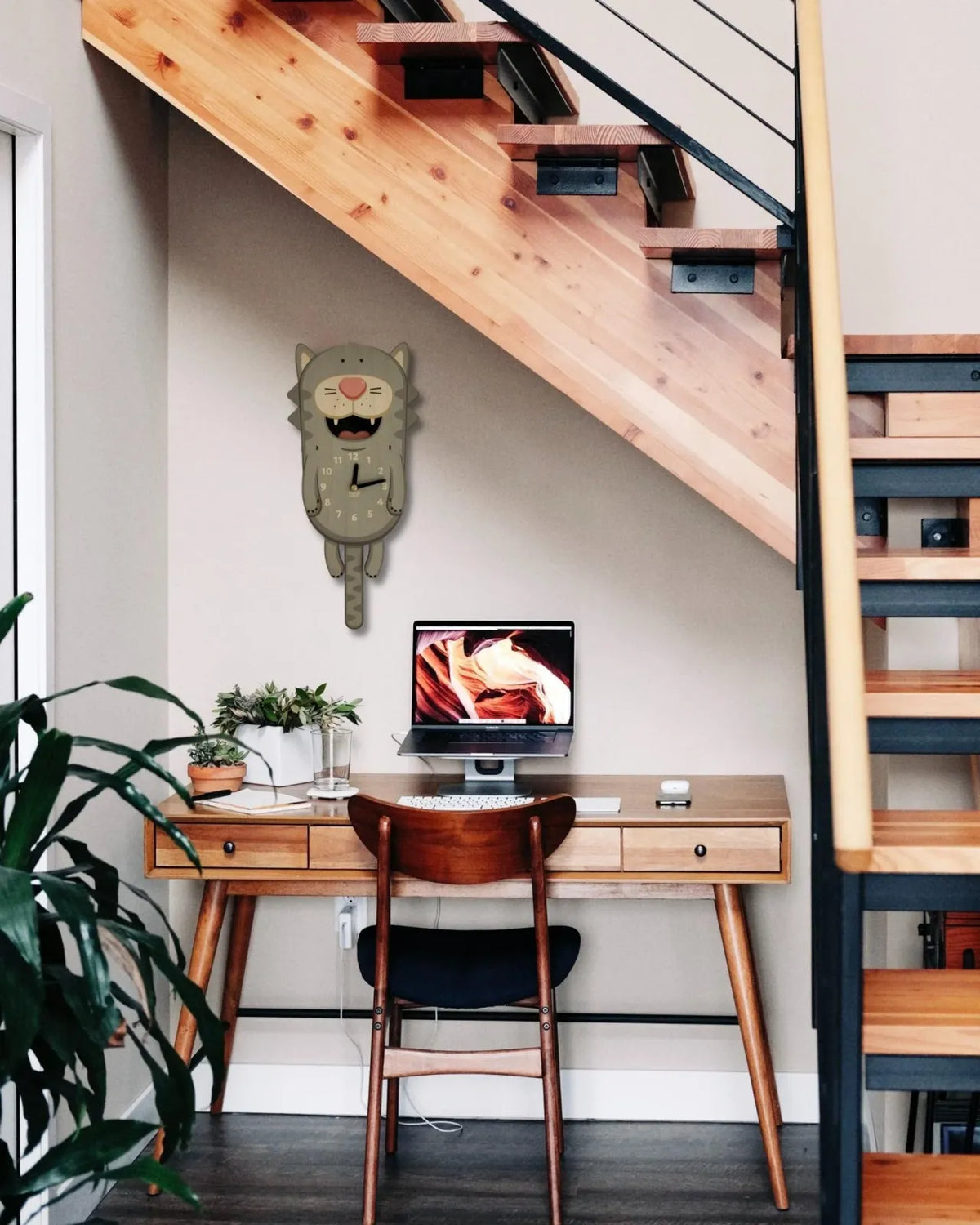Layered Cat Pendulum Clock