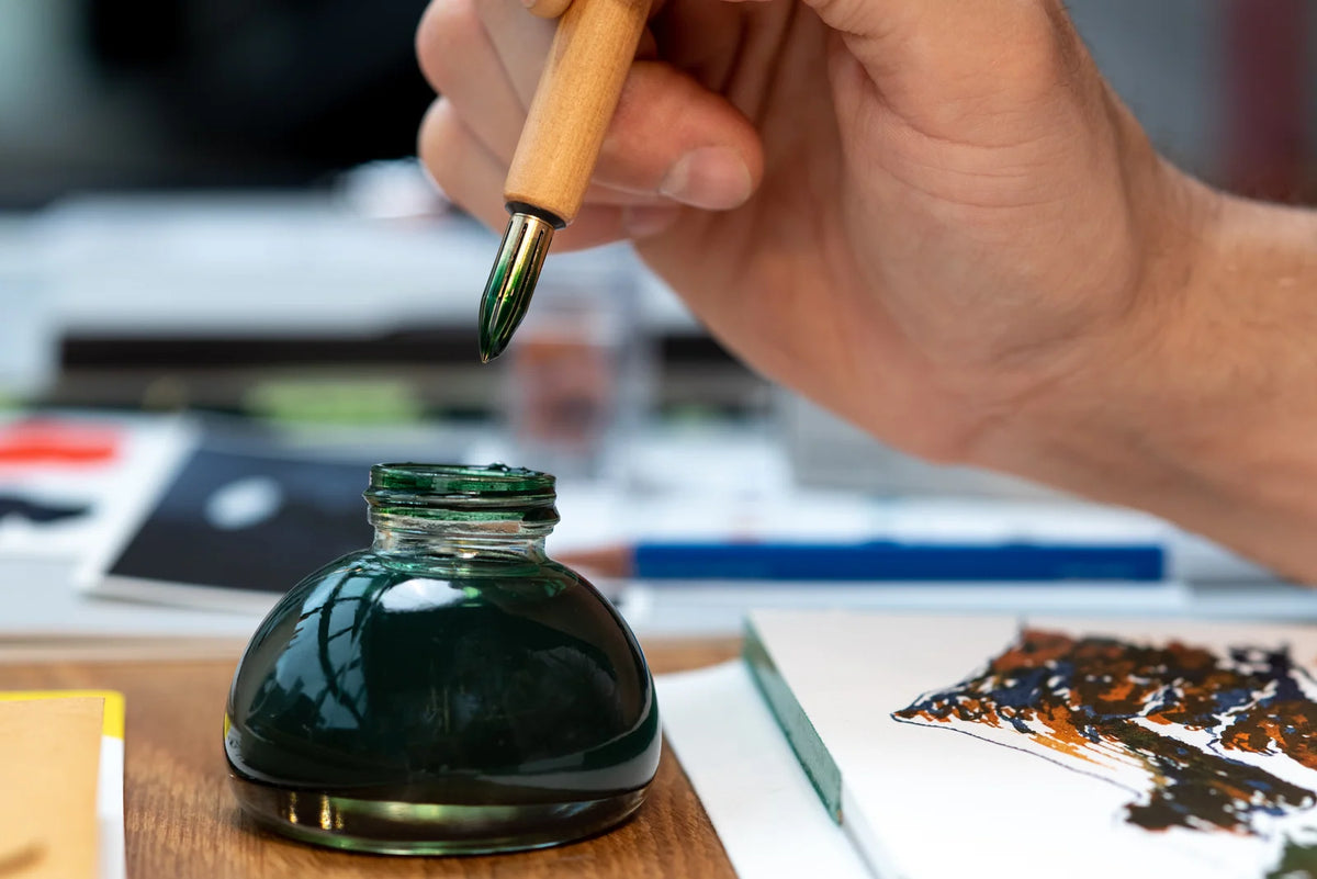 Metal Dip Pen and Holder Set for Expressive Drawing and Calligraphy, Featuring an Eight-Slit Conical Nib