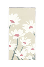 Microfiber Bath Towel in a Soft Waffle Texture and Delicate Daisy Pattern for Spa Moments at Home