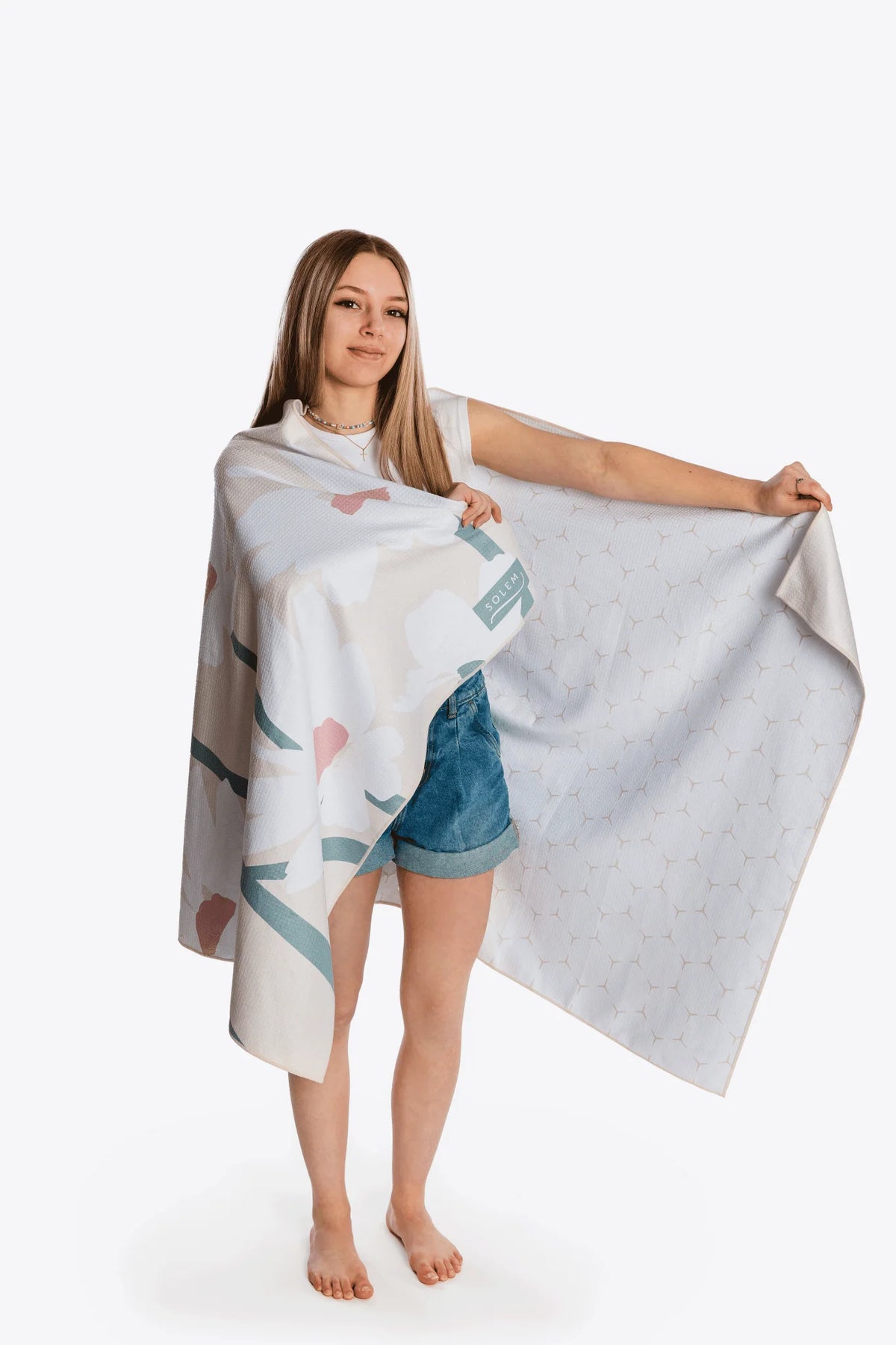Microfiber Bath Towel in a Soft Waffle Texture and Delicate Daisy Pattern for Spa Moments at Home
