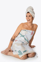 Microfiber Bath Towel in a Soft Waffle Texture and Delicate Daisy Pattern for Spa Moments at Home
