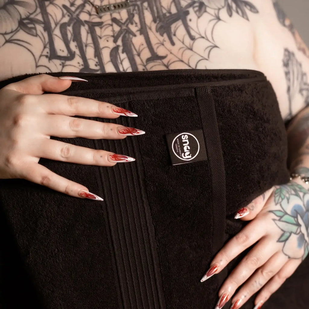 Oversized Bath Towel in Black, 220 x 100 cm Extra-Long Soft Shower, Beach and Spa Wrap · Towels