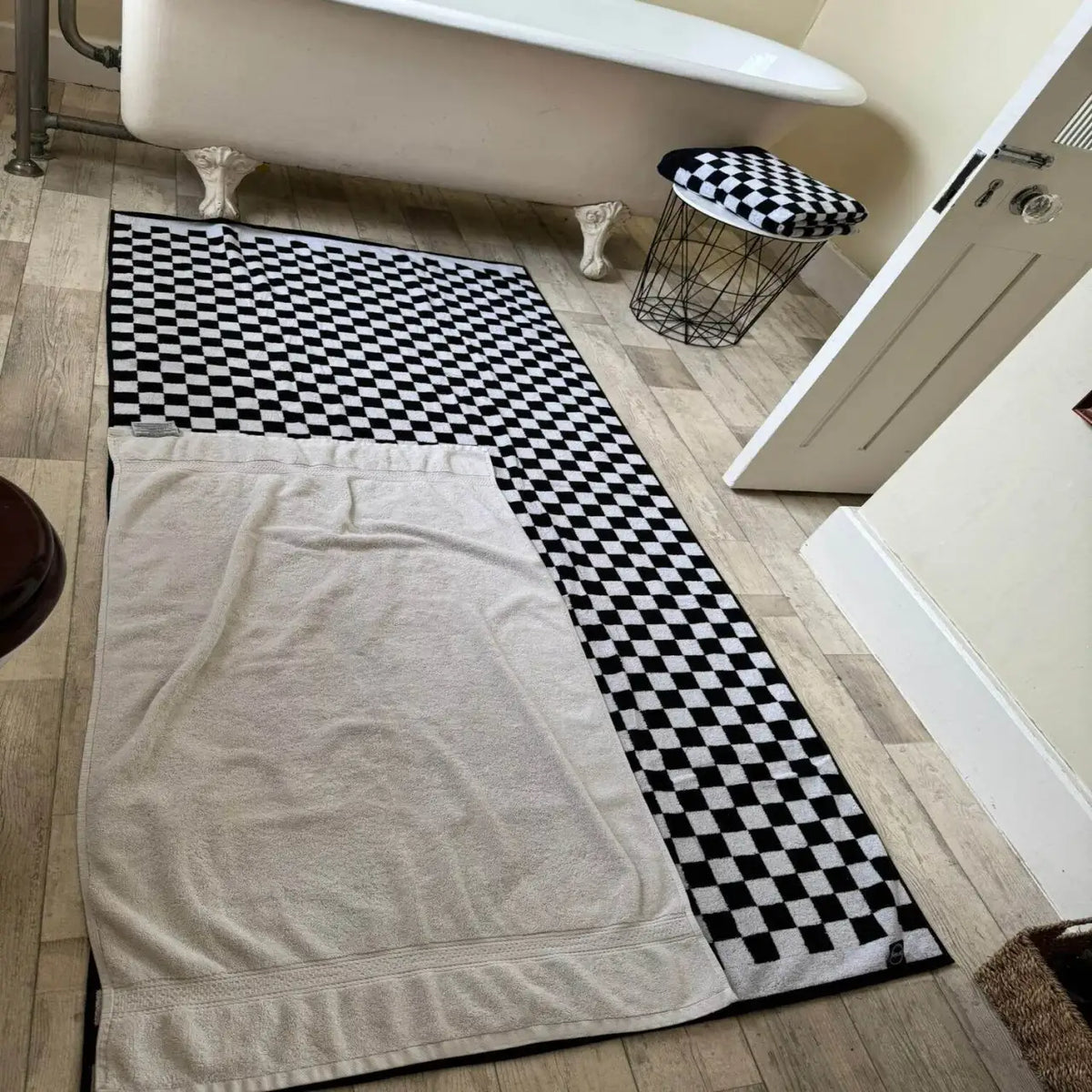 Oversized Bath Towel in Black, 220 x 100 cm Extra-Long Soft Shower, Beach and Spa Wrap · Towels