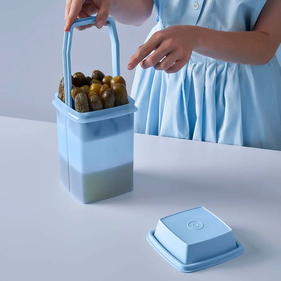 Pickle Storage Container with Lift-Up Strainer, 2 L Capacity for Easy Refrigerator Access and Serving