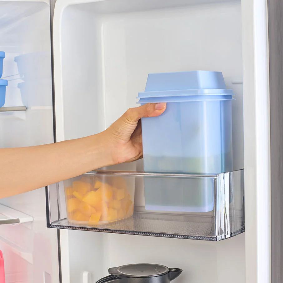 Pickle Storage Container with Lift-Up Strainer, 2 L Capacity for Easy Refrigerator Access and Serving