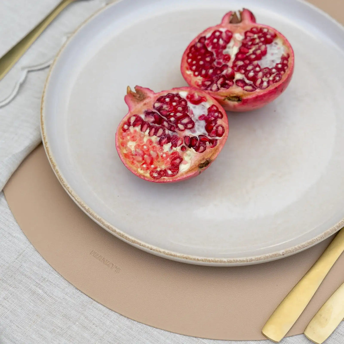 Round Placemat in Easy-to-Clean Leather-Like Material, 36cm Diameter for Everyday Dining Table Settings