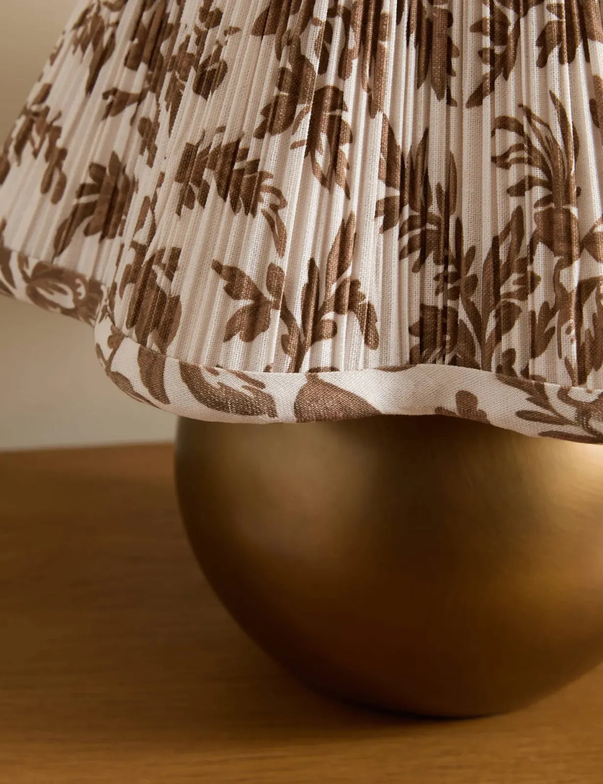 Rounded Metal Base Table Lamp