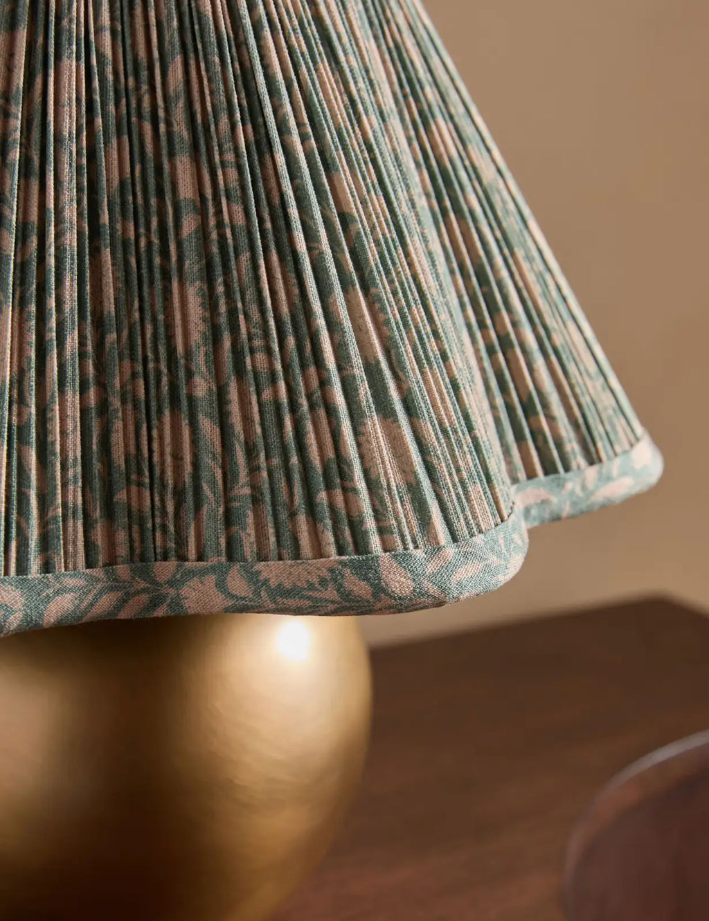 Rounded Metal Base Table Lamp