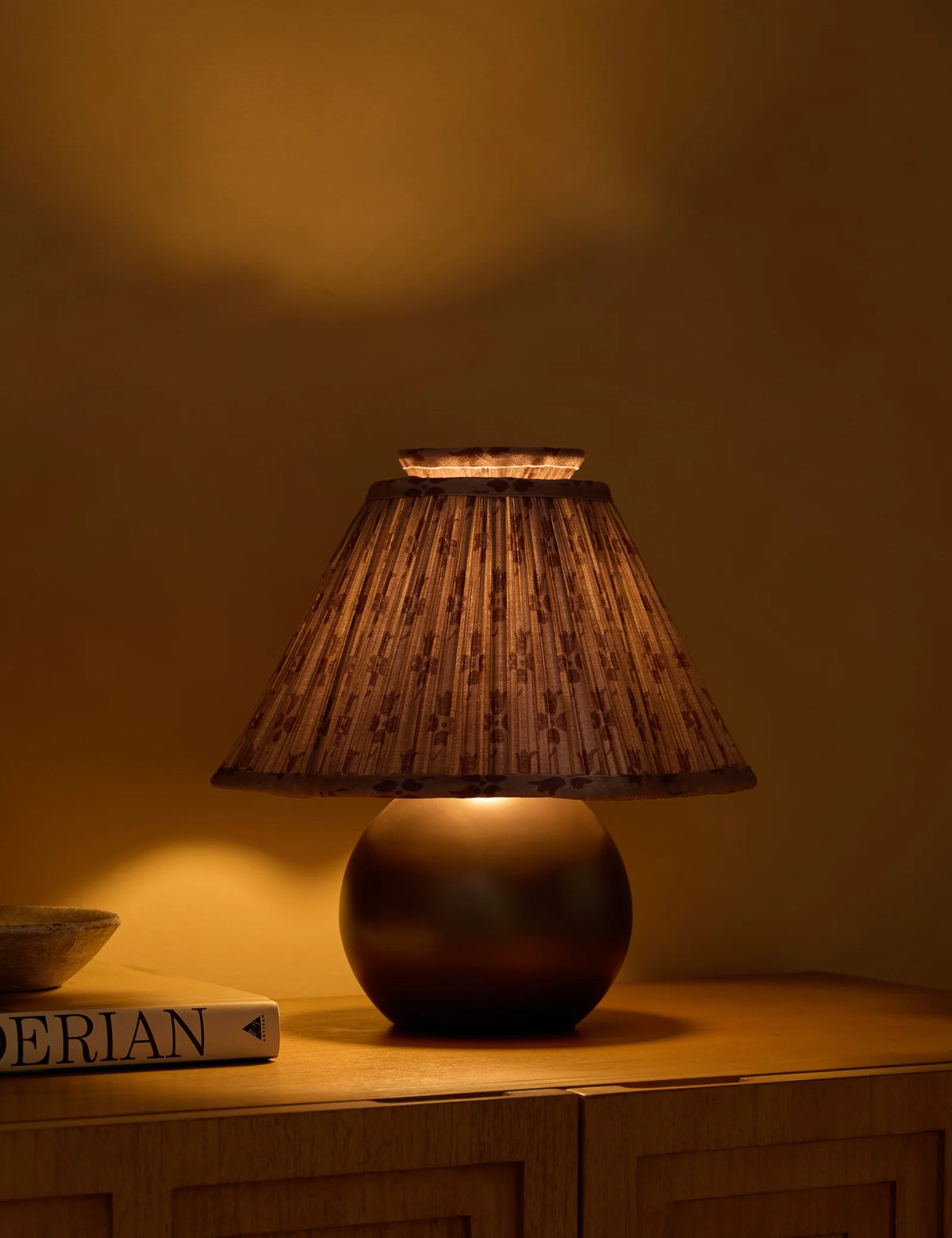 Rounded Metal Base Table Lamp