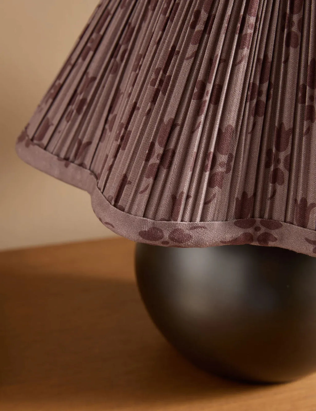 Rounded Metal Base Table Lamp