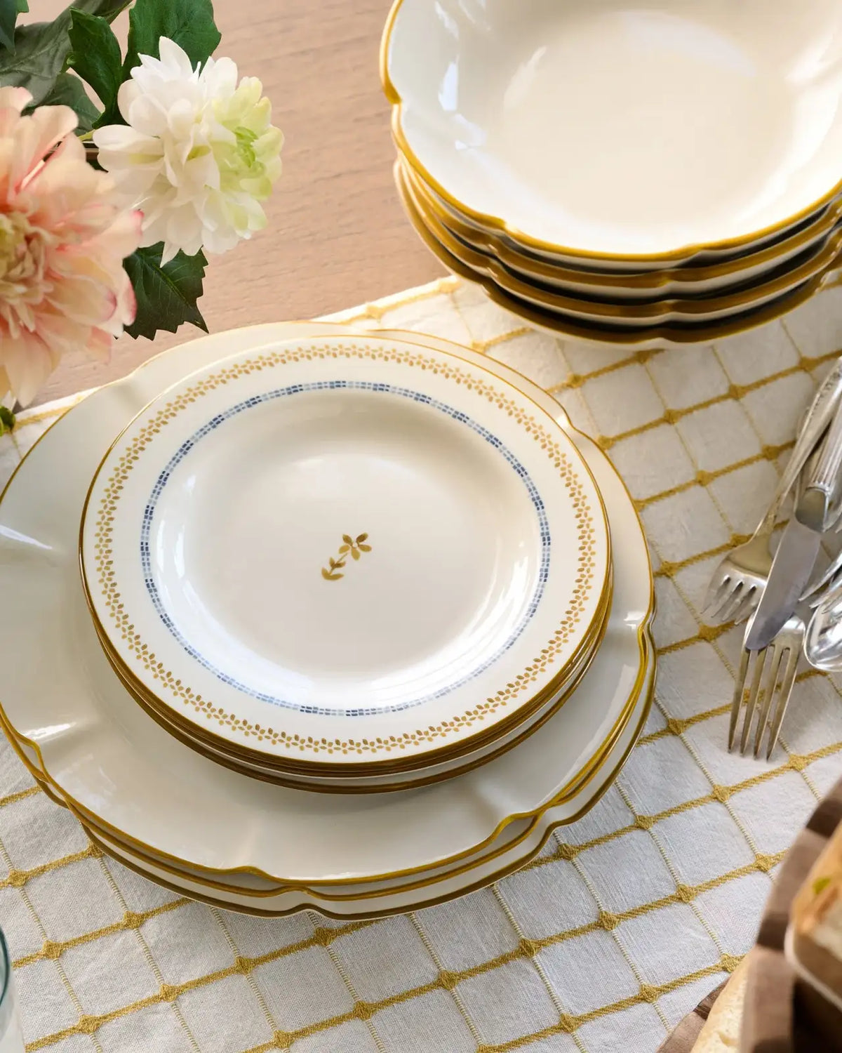 Scalloped Stoneware Dinner Plate with Sun-Kissed Yellow Border for Everyday Table Settings