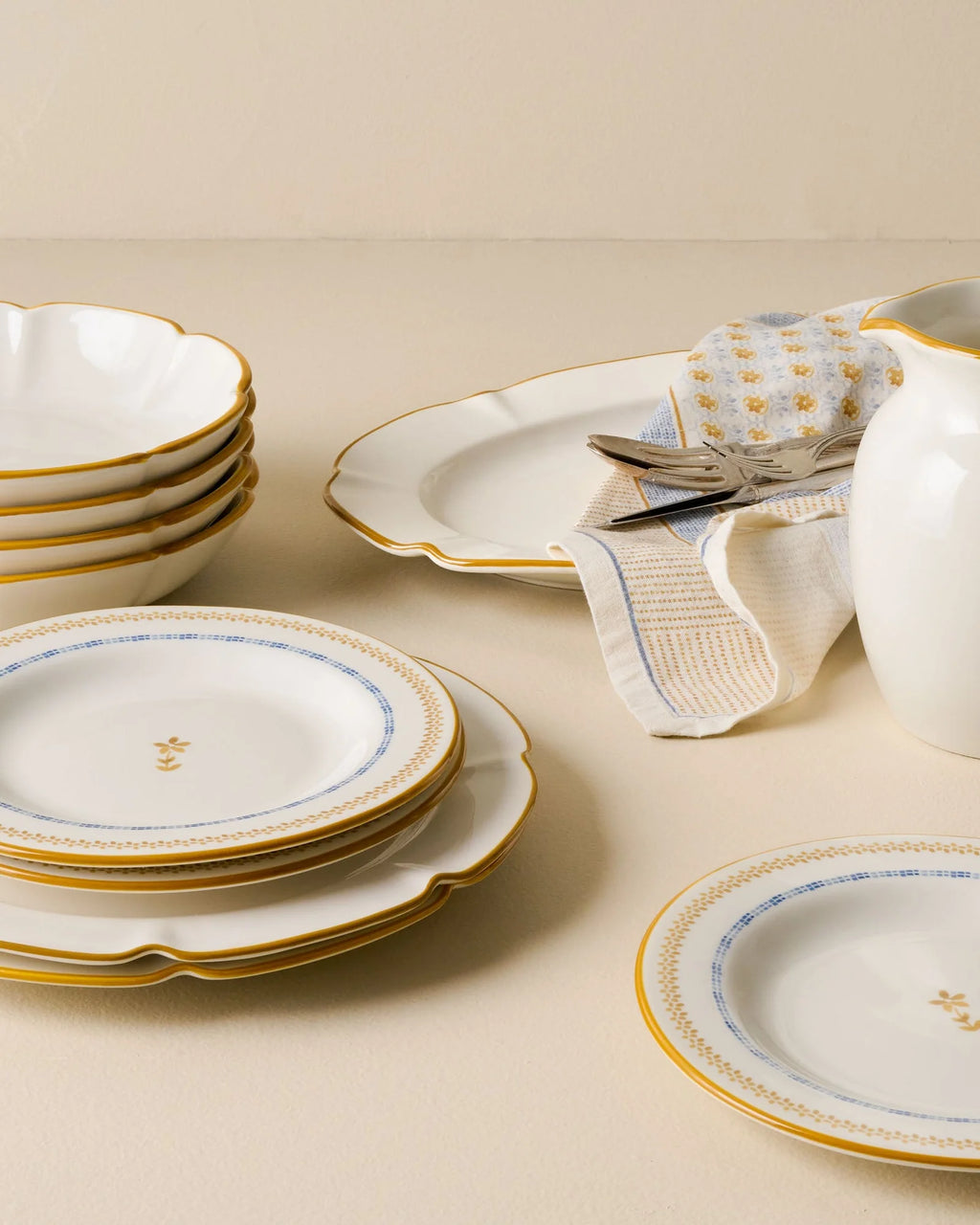 Scalloped Stoneware Dinner Plate with Sun-Kissed Yellow Border for Everyday Table Settings