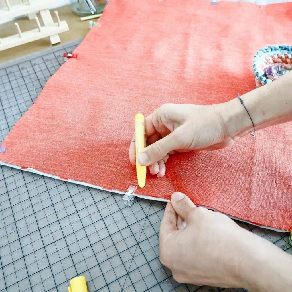 Sewing Chalk Marker with Fine Dosing Wheel for Precise Yellow Fabric Lines and Easy Removal