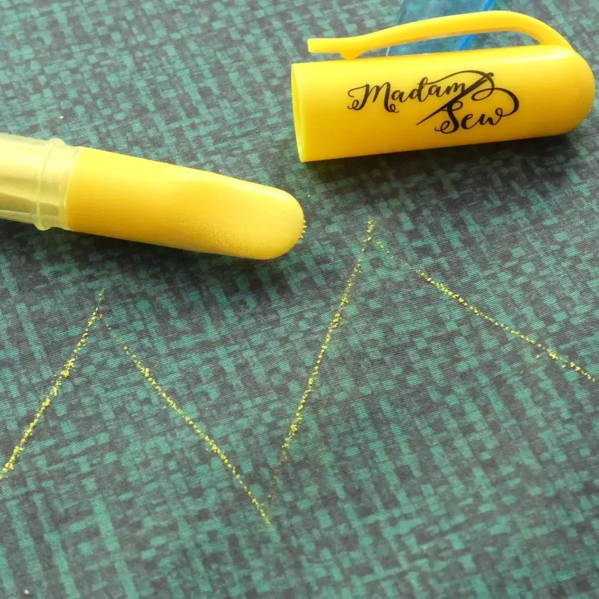 Sewing Chalk Marker with Fine Dosing Wheel for Precise Yellow Fabric Lines and Easy Removal