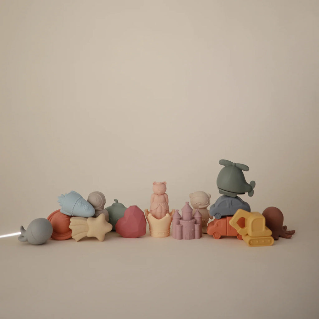 Silicone Bath Play Set with Toys That Open for Easy Cleaning and Fast Drying After Water Play