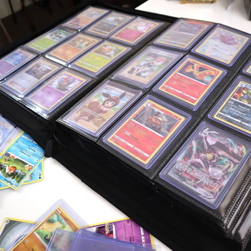 Toploader Binder for 216 Cards in Standard 35pt Holders, Featuring Side-Loading Pages and a Zipper Closure