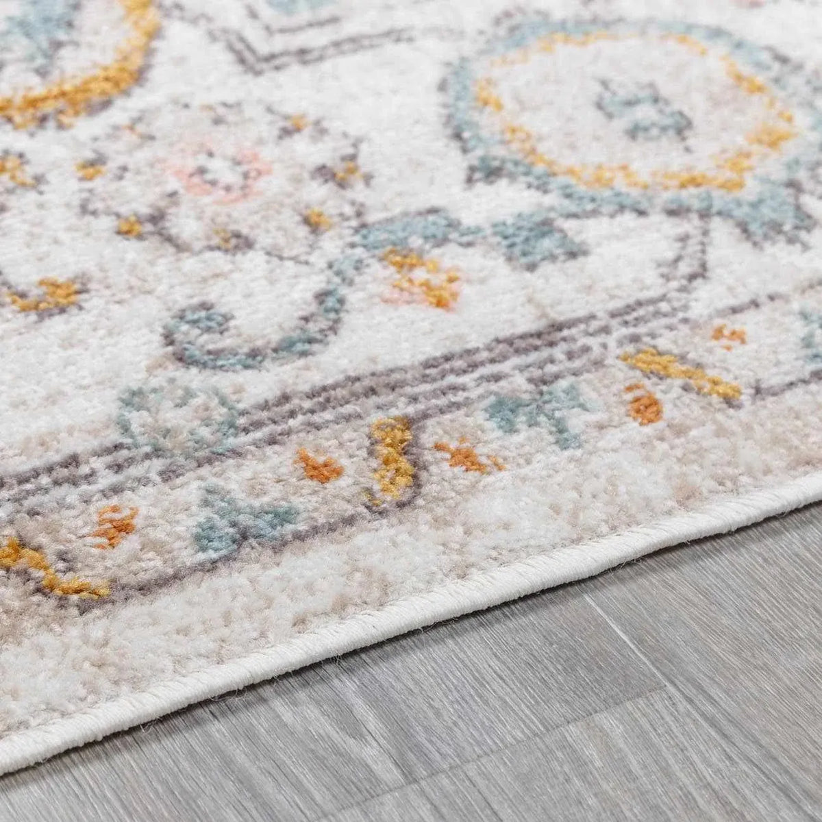 Traditional Area Rug in a Multicolor Palette, Machine Woven