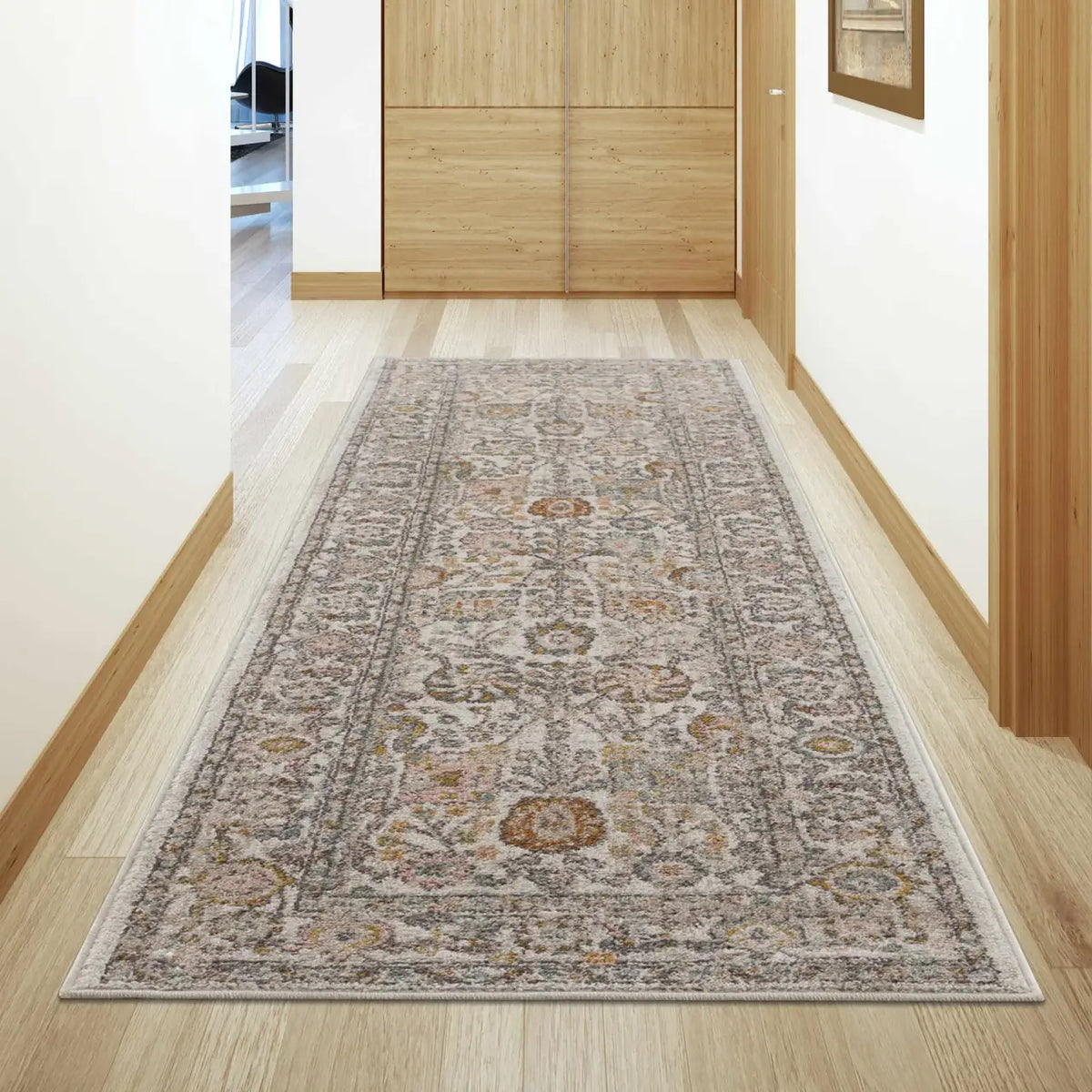 Traditional Area Rug in a Multicolor Palette, Machine Woven