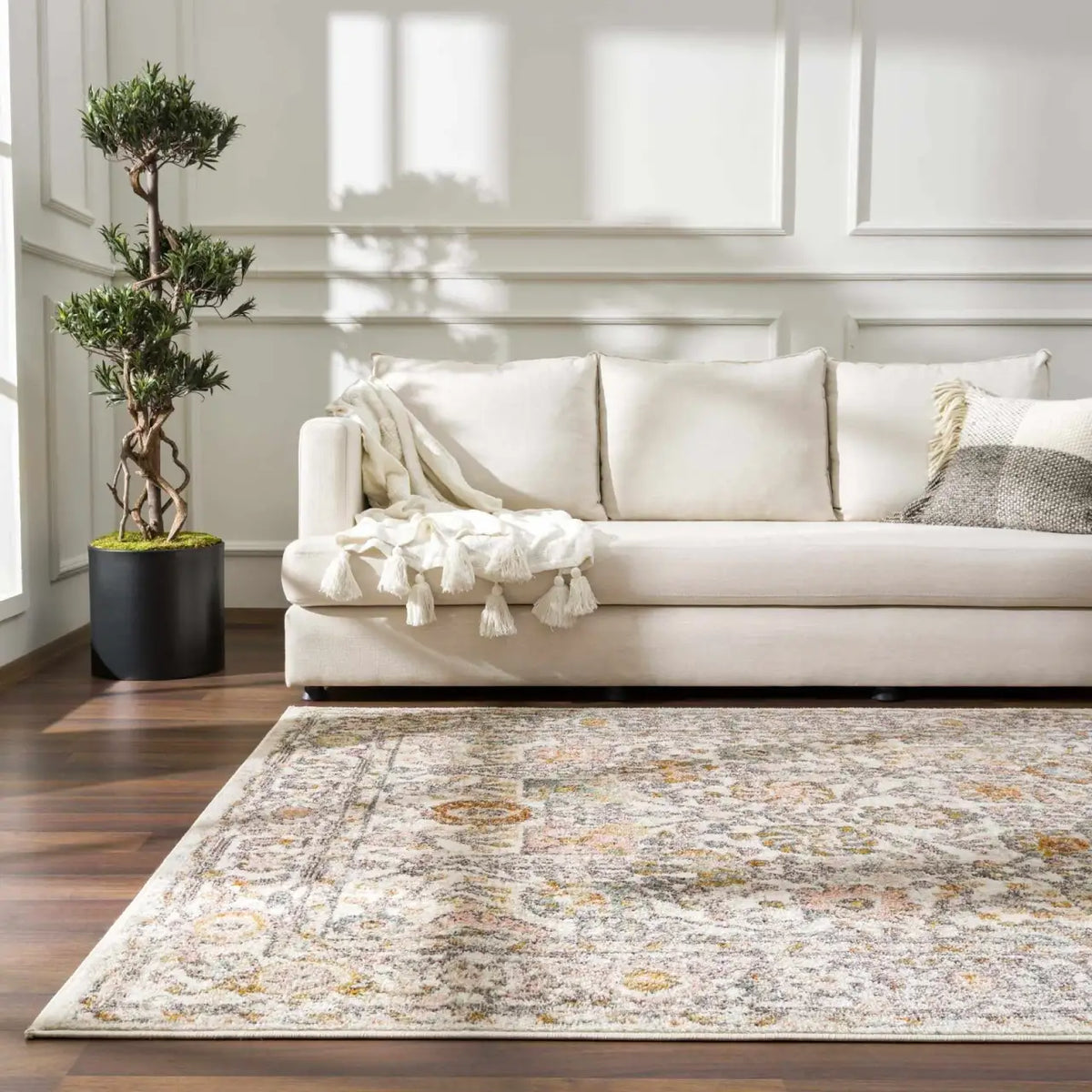 Traditional Area Rug in a Multicolor Palette, Machine Woven