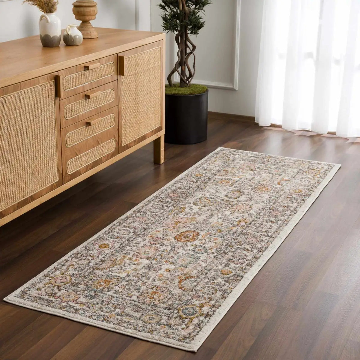 Traditional Area Rug in a Multicolor Palette, Machine Woven