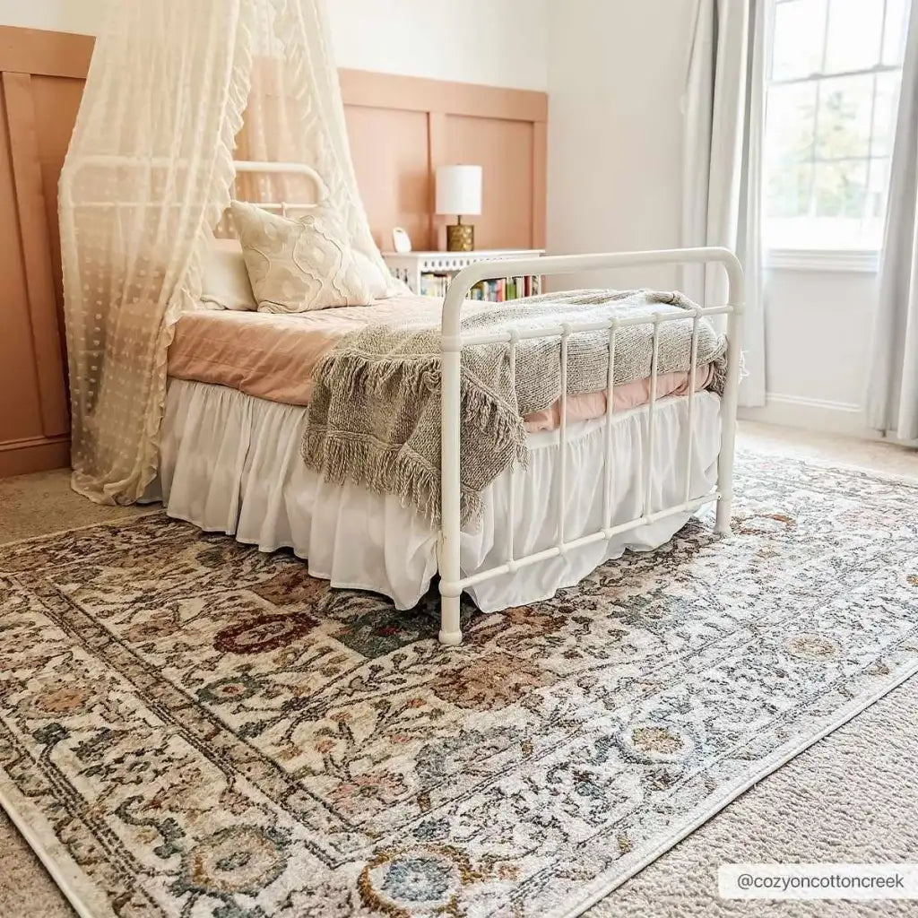 Traditional Area Rug in a Multicolor Palette, Machine Woven