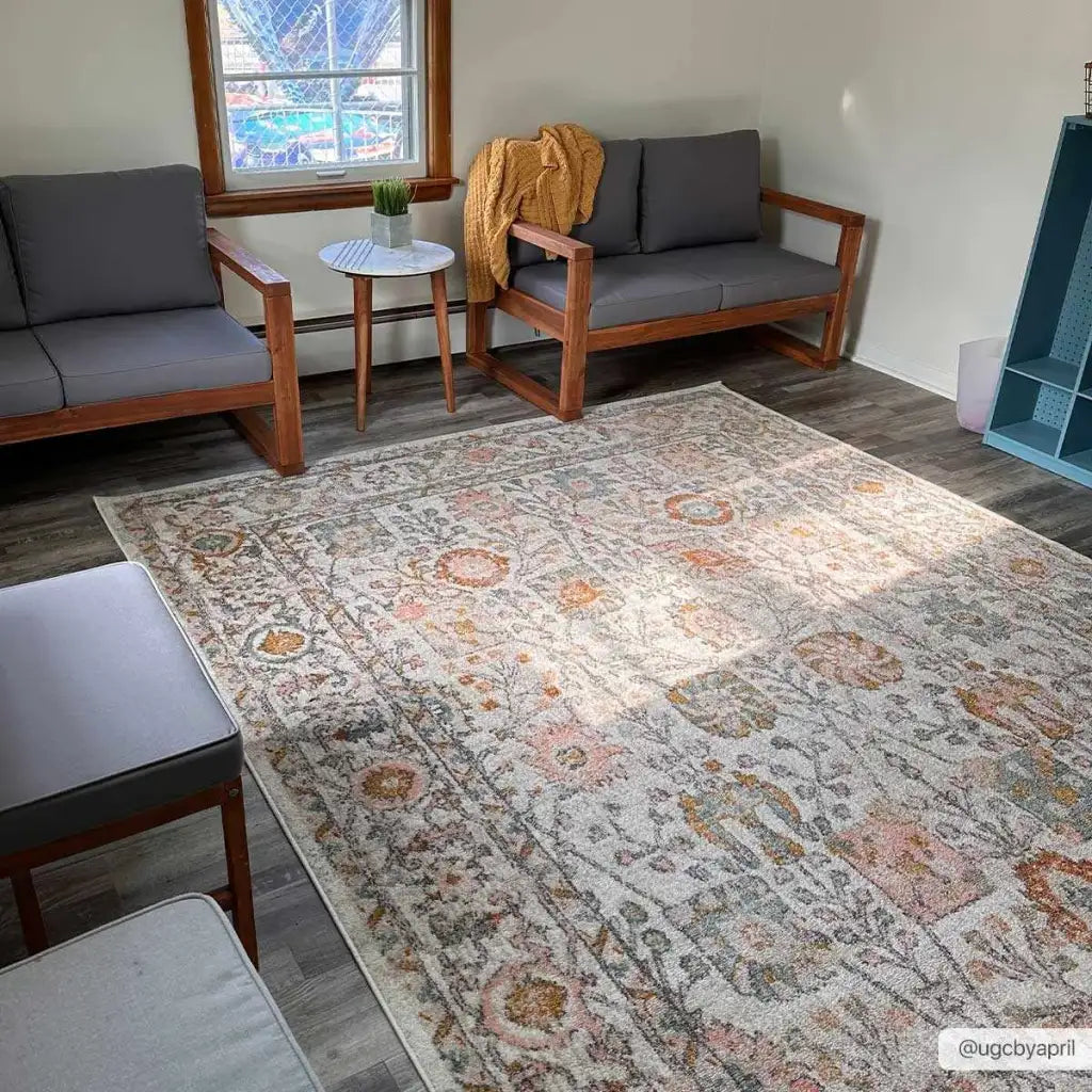 Traditional Area Rug in a Multicolor Palette, Machine Woven