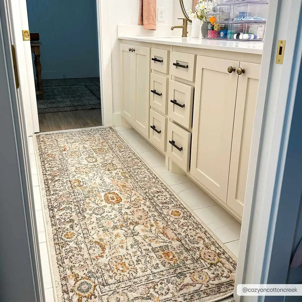 Traditional Area Rug in a Multicolor Palette, Machine Woven