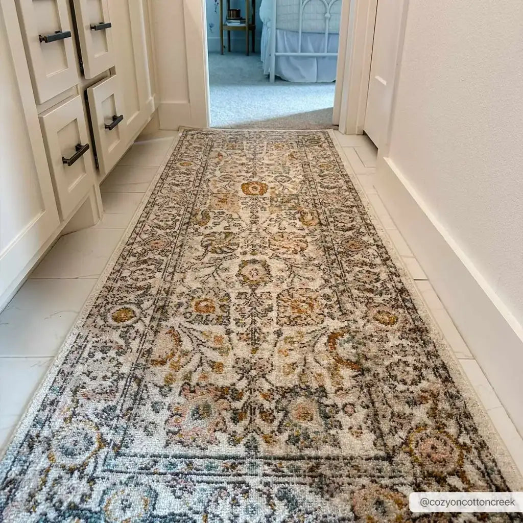 Traditional Area Rug in a Multicolor Palette, Machine Woven