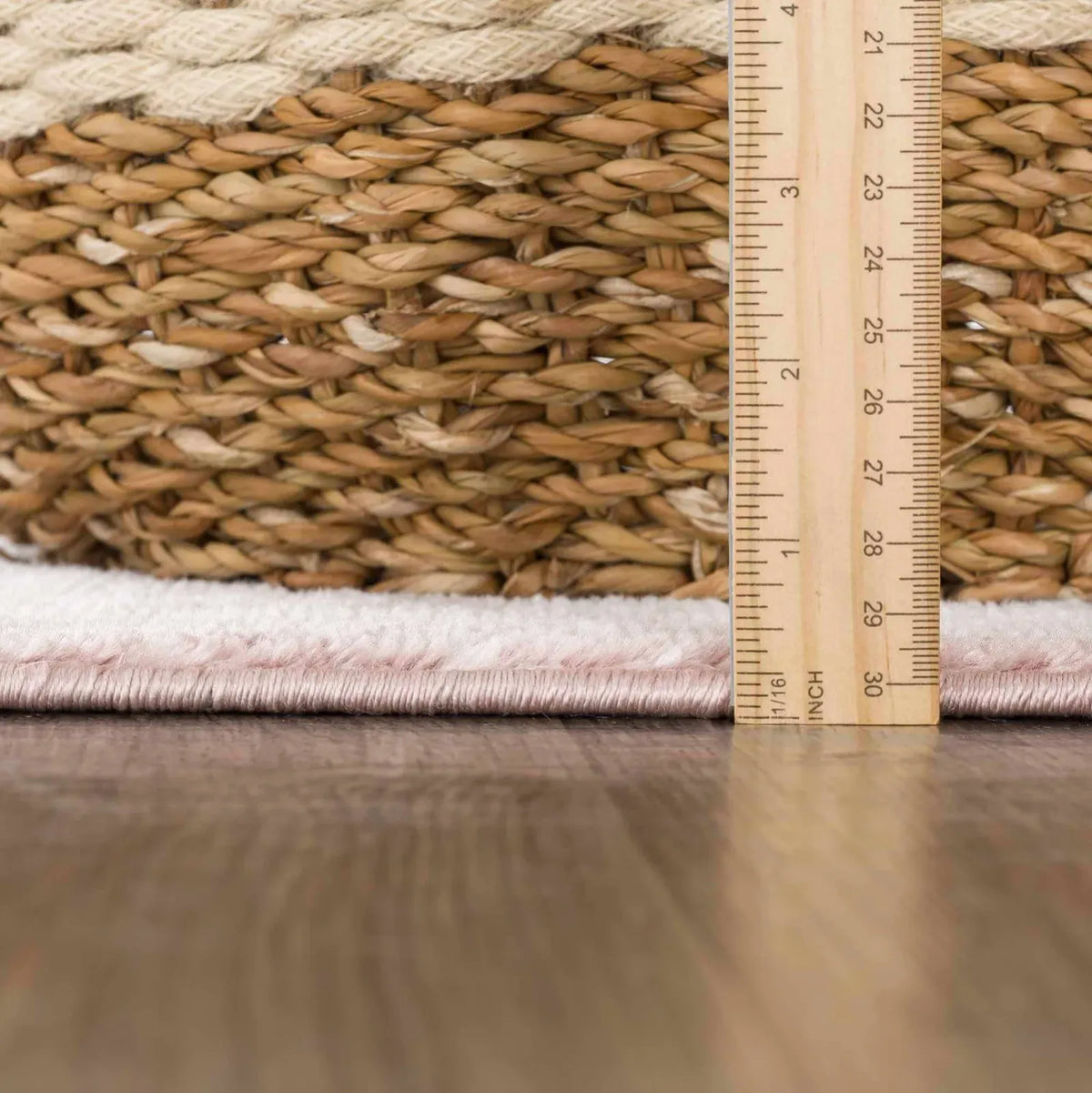 Traditional Area Rug in Pale Pink and Cream, Machine-Woven
