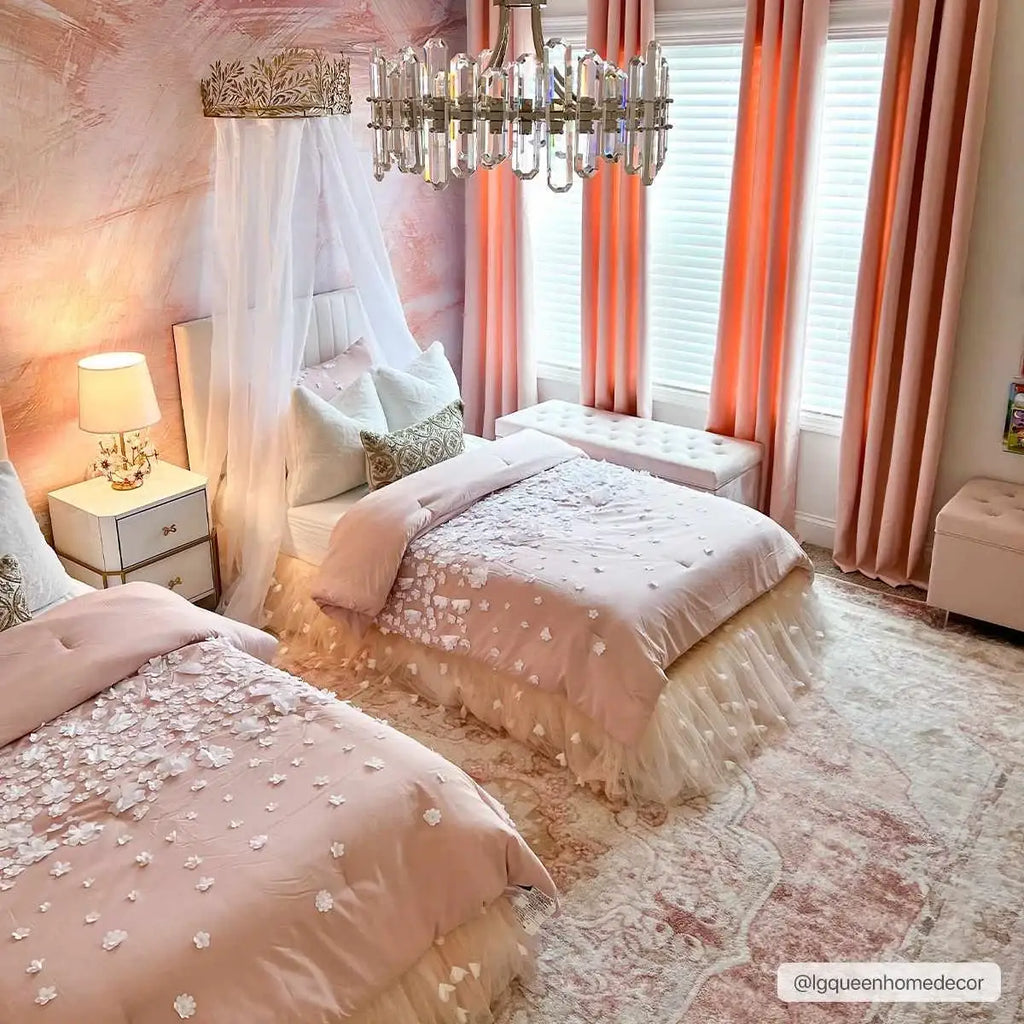 Traditional Area Rug in Pale Pink and Cream, Machine-Woven