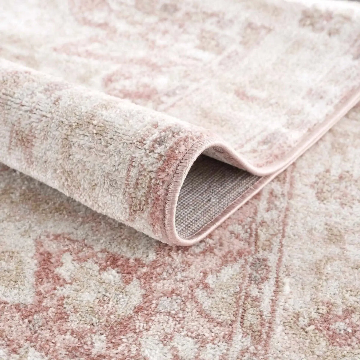 Traditional Area Rug in Pale Pink and Cream, Machine-Woven