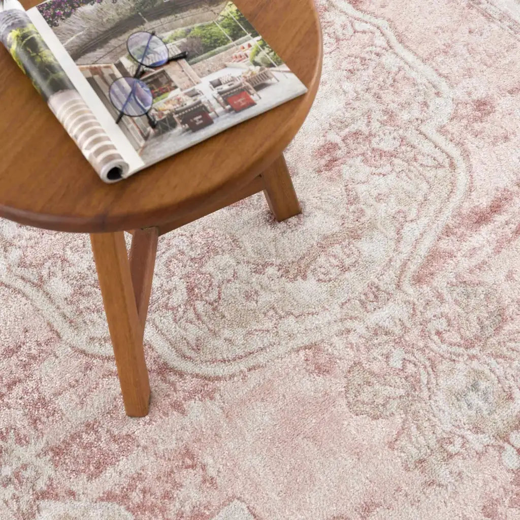 Traditional Area Rug in Pale Pink and Cream, Machine-Woven