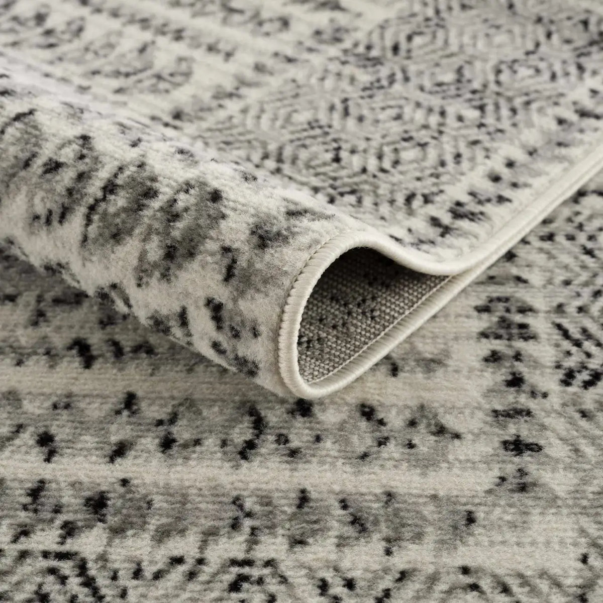 Transitional Bohemian Area Rug in Machine-Woven Polypropylene